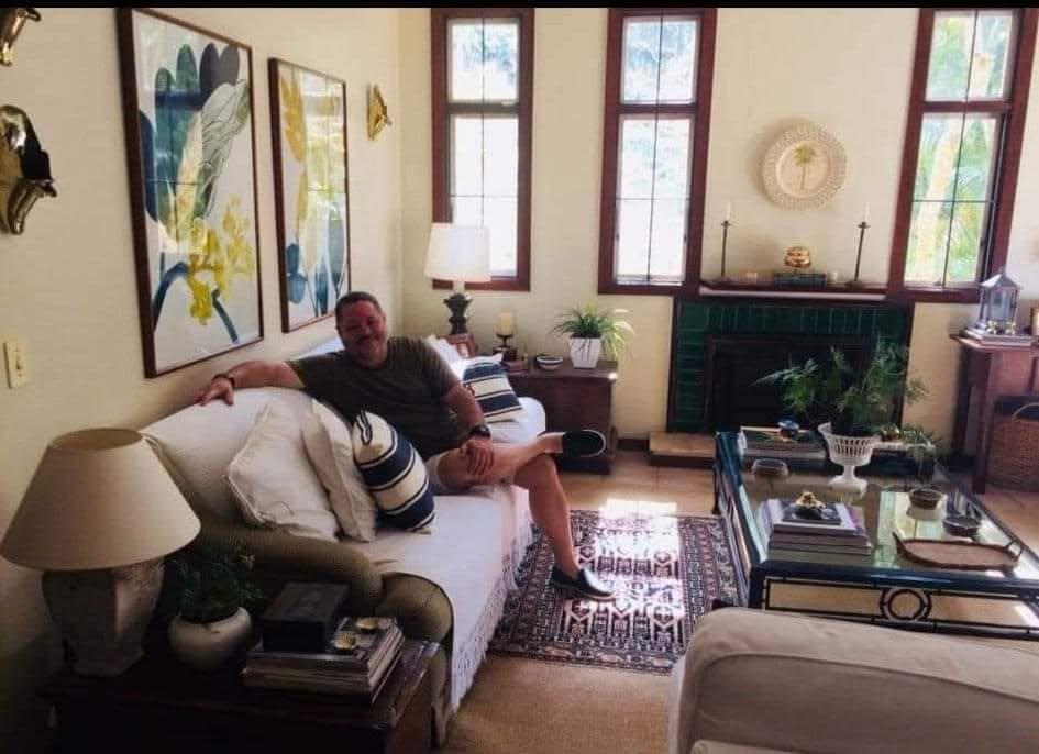 Sala de estar da sede da Fazenda Vasconcellos com lareira e janelas altas