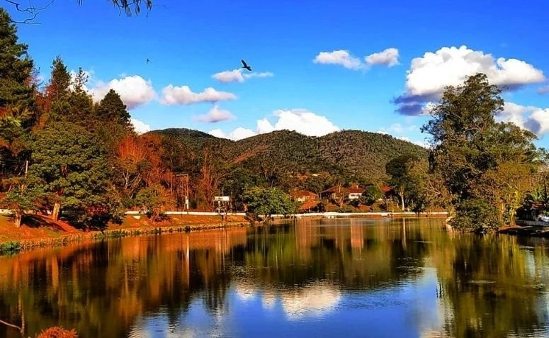 Lago cercado de montanhas verdes em Miguel Pereira