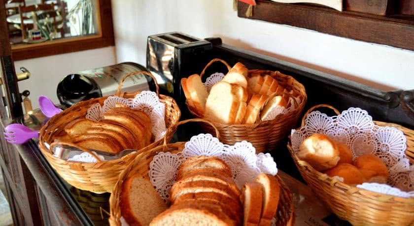 Cestas de pães e torradas servidas no café da manhã da sede