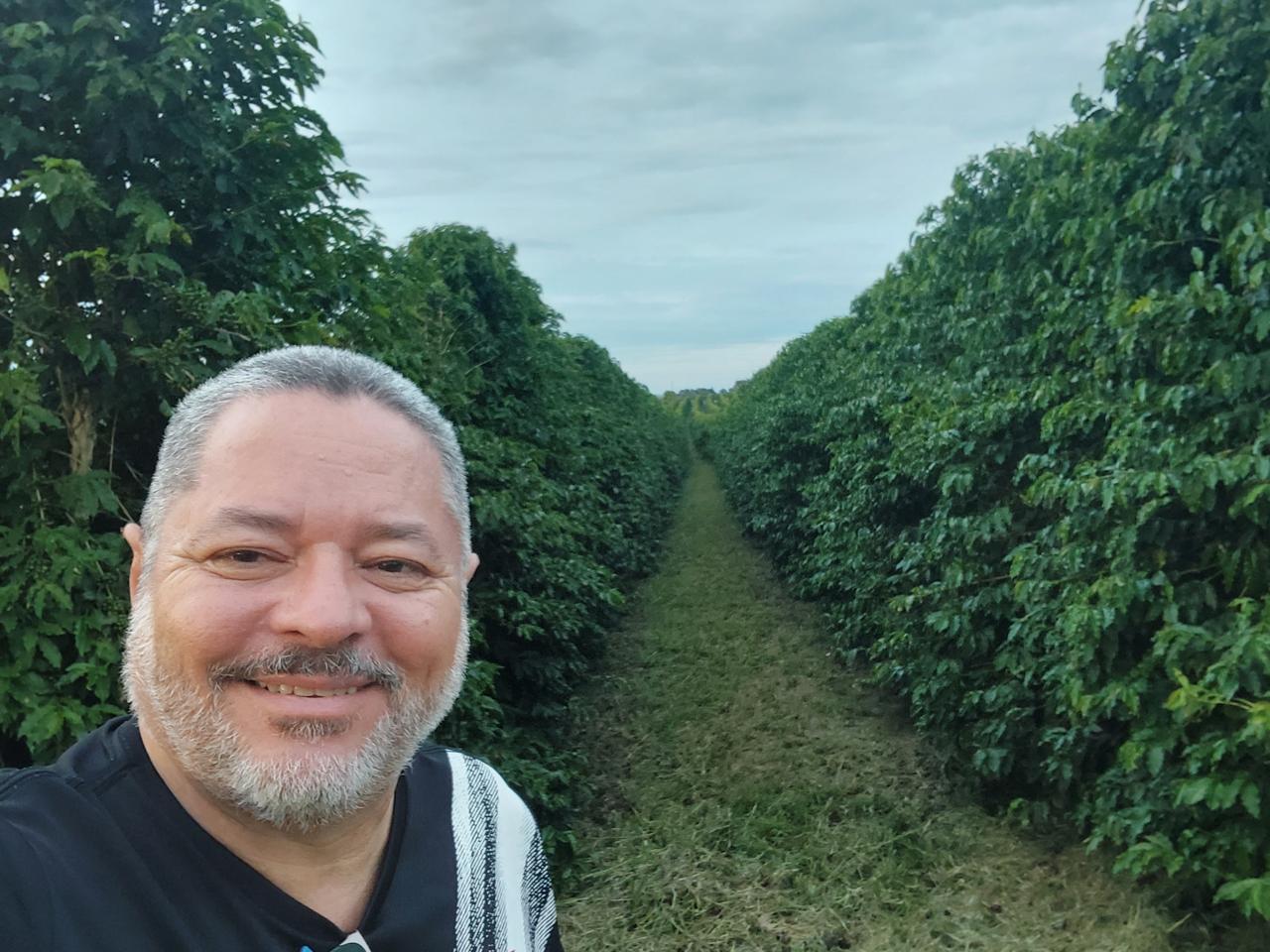 Produtor da Fazenda Vasconcellos entre as ruas do cafezal