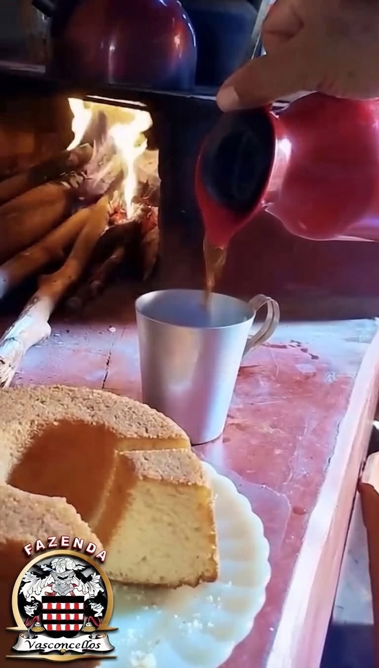 Café sendo servido ao lado de bolo caseiro junto ao fogão a lenha