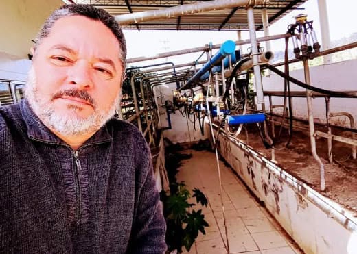 Produtor na sala de ordenha da Fazenda Vasconcellos